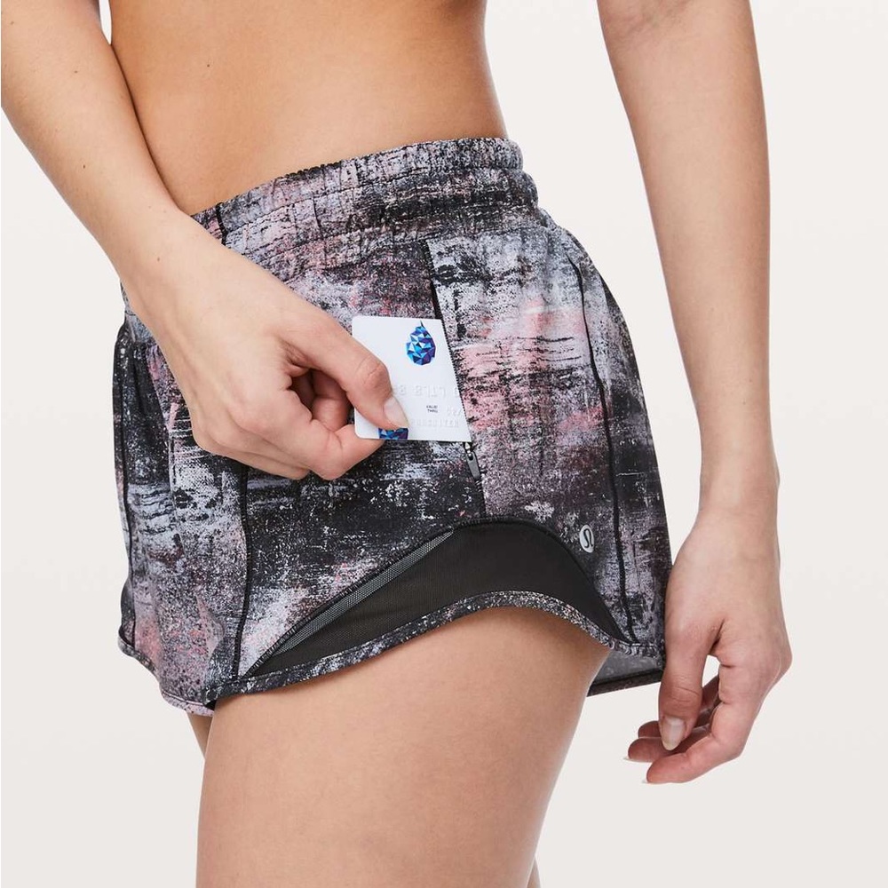 Lululemon Athletica 2.5” Hotty Hot Shorts Sz 6, Azurite Poppy Coral Multi/Black